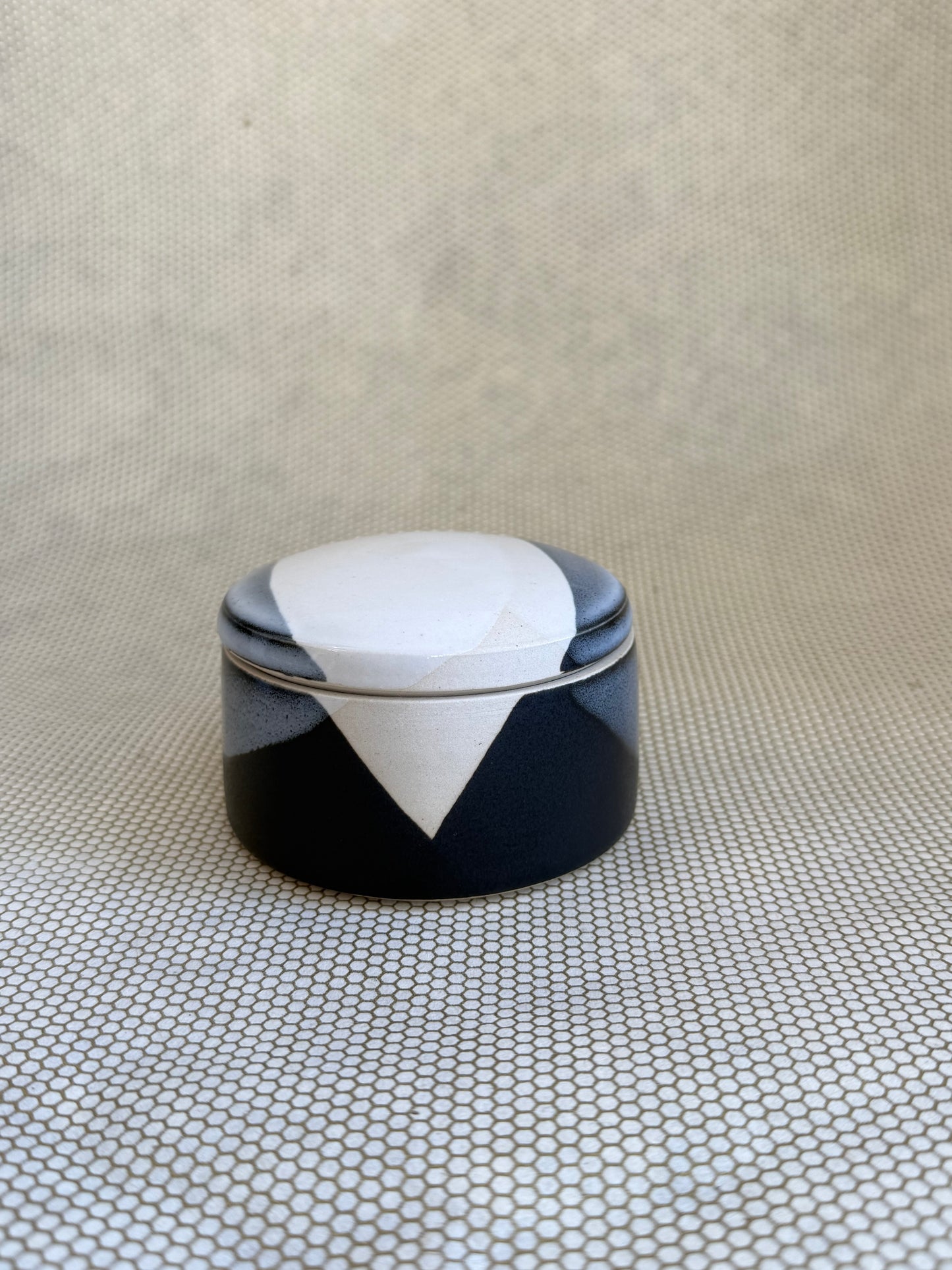 Fhar Ceramics - Round Box with lid - snow