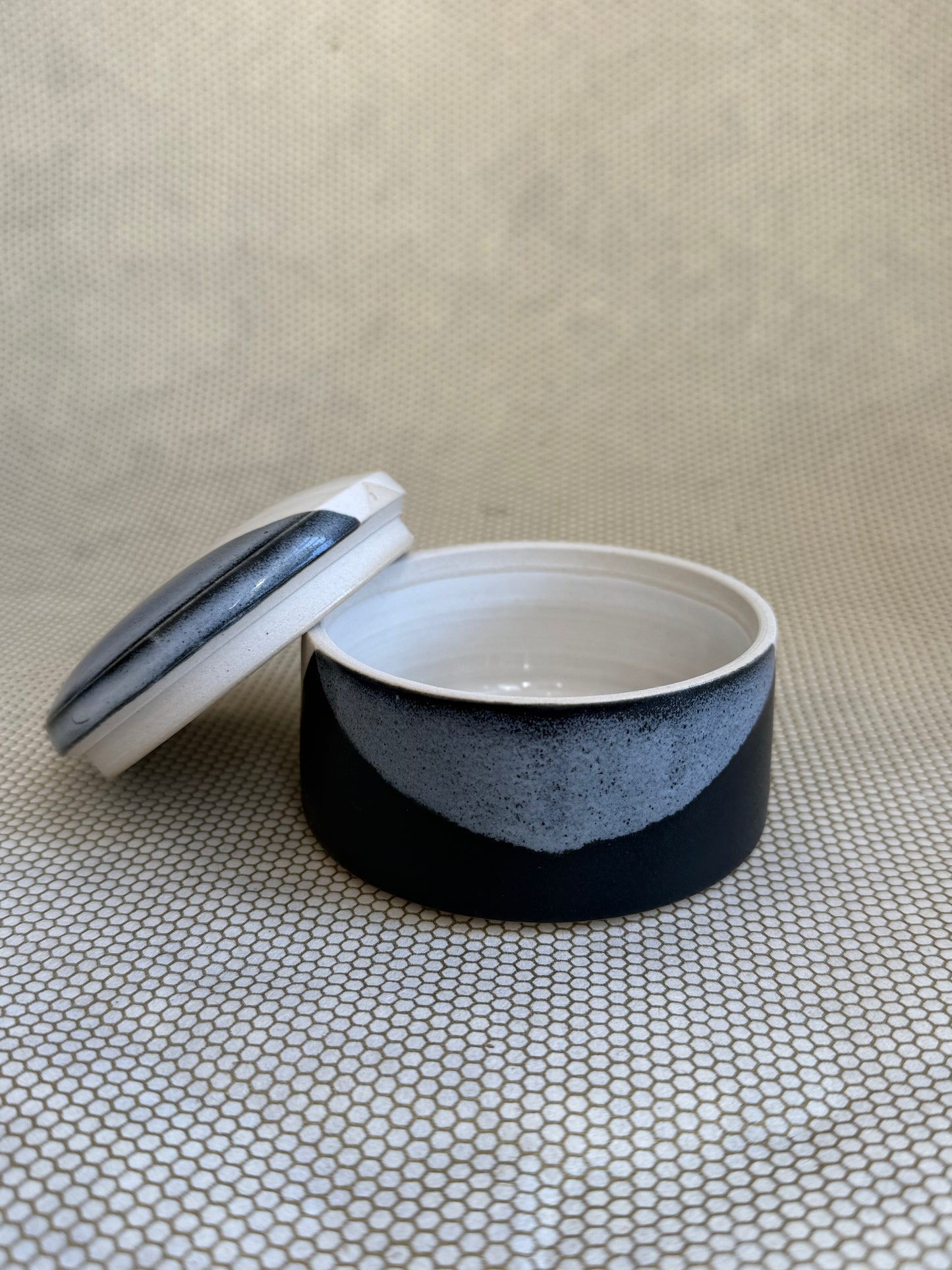 Fhar Ceramics - Round Box with lid - snow