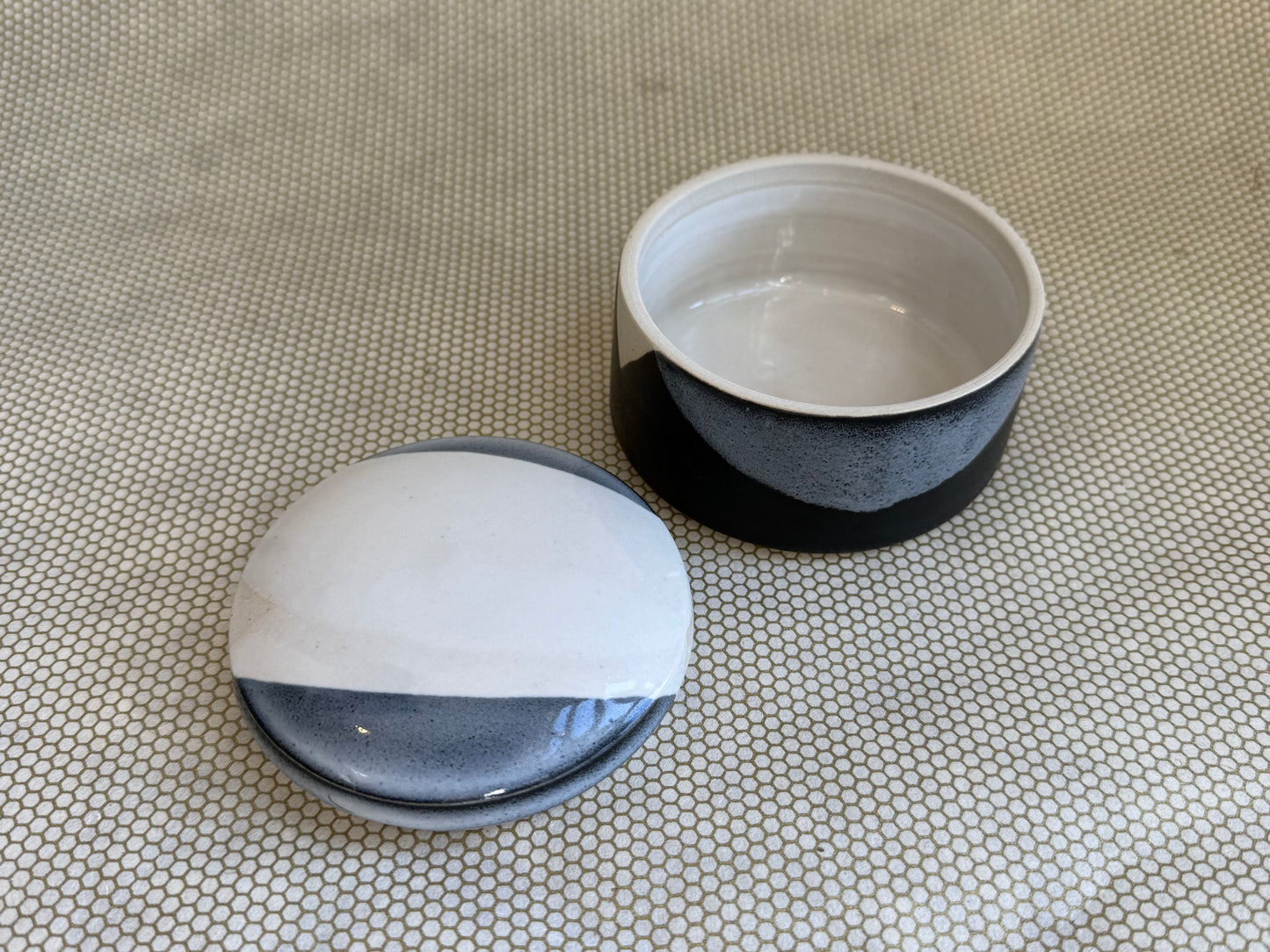 Fhar Ceramics - Round Box with lid - snow