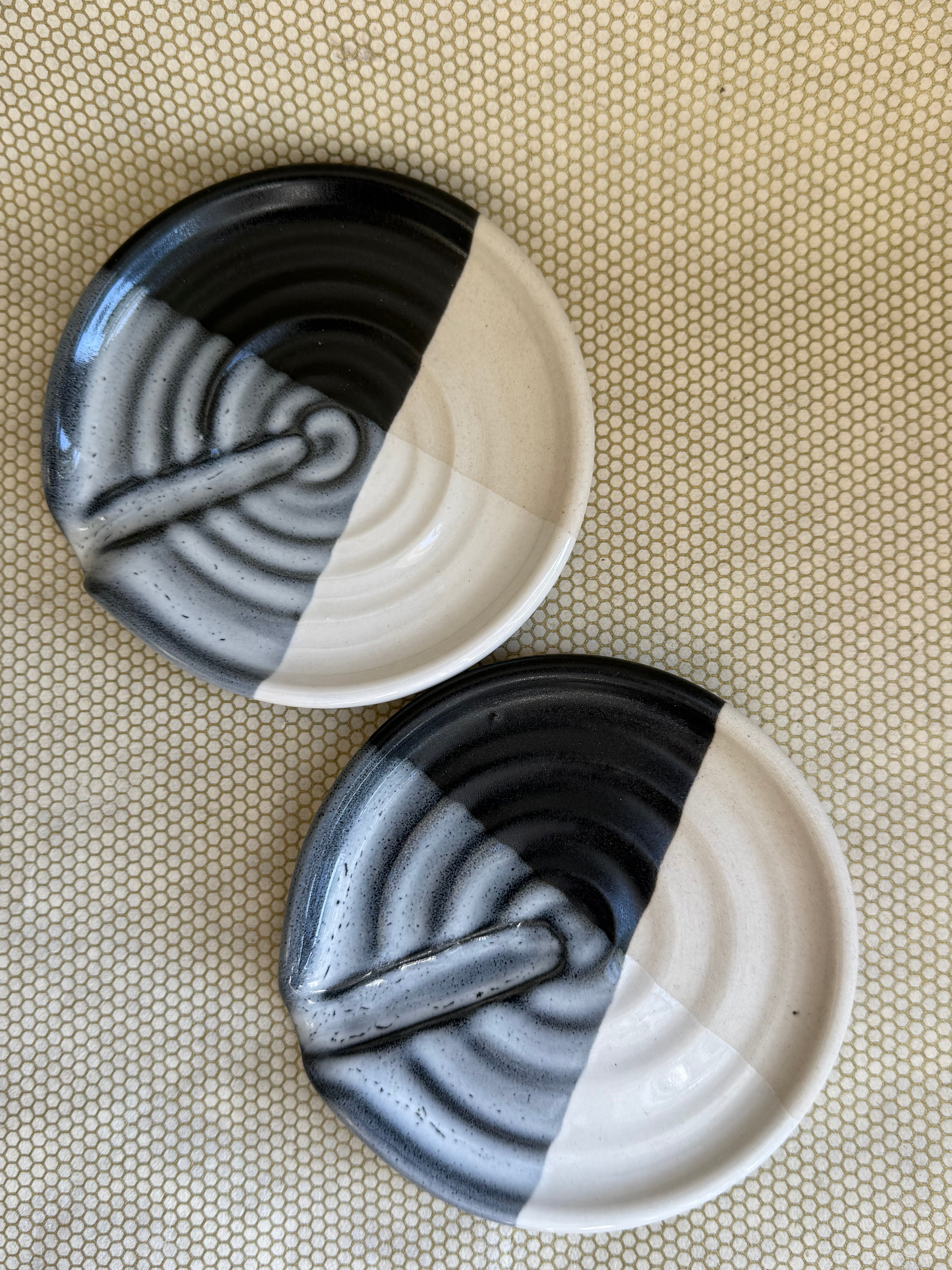 Fhar Ceramics - soap dish round